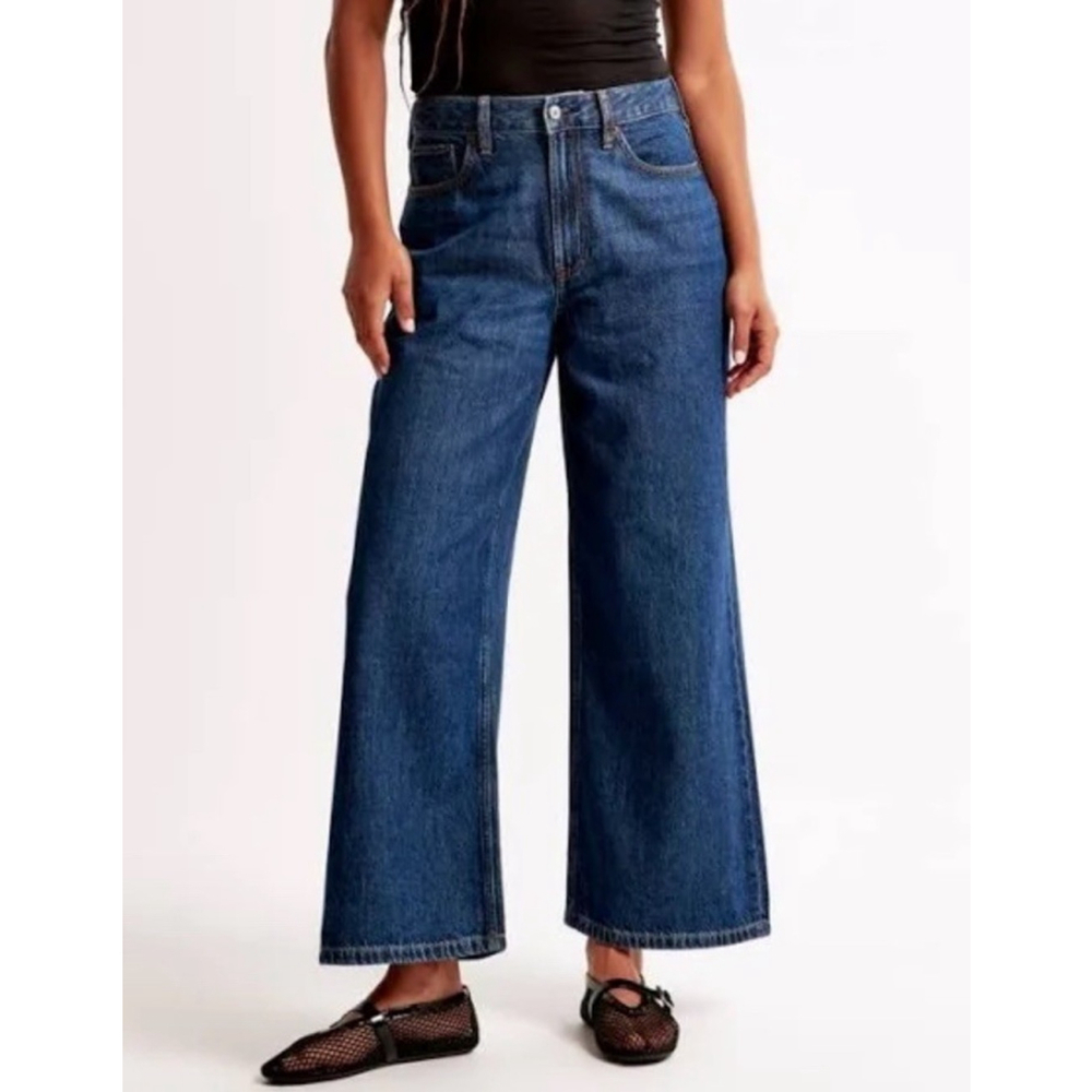 Abercrombie Curve Love High Waisted Crop- Size 4 long